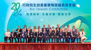 2024 BTC会议以「智慧创新、生医永续、健康台湾」三大议题为主轴，期??结合生医与智慧创新科技，以跨部会合作协助产业跨域整合。图为与会贵宾合影。图二为国科会主委吴诚文致词。