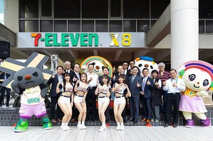 7-ELEVEN未来超商X-STORE 8在海洋大学开幕；图二为海大师长入店体验，图中左为海大??校长冉繁华，中右为统一超商营运群群总经理谢莲塘合影。