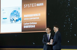 精诚资讯「Carbon EnVision云端碳管理系统」荣获「2025台湾精品奖银质奖」，由数位永续事业部刘胜登资深协理(右)代表领奖。