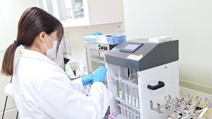 东海大学精农学程与彰化县政府合作设置「农药残留质谱快检实验室」强化农产品源头管理。图二为农药残留质谱快检实验室透过AI与云端判读，只要快速获得精准的报告。