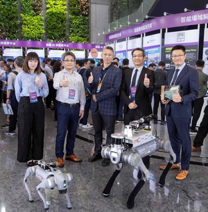 研華於「2025年嵌入式設計論壇」，展現Unitree Go2、B2機器狗。