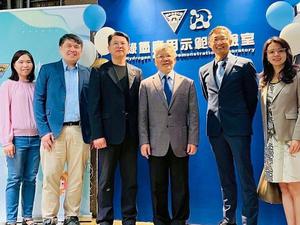 中央大学与健鼎科技子公司鑫鼎奈米合作成立「绿氢应用示范实验室」正式揭牌，彰显台湾在氢能领域的技术布局。实验室已能在真实海水电解领域成功组装高效水电解系统，并稳定运行超过一千小时。