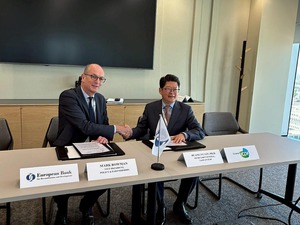 国合会秘书长黄玉霖与欧洲复兴开发银行??总裁Mark Bowman签署「气候高影响力特别基金」增资合约。图二为国合会秘书长黄玉霖长及我驻英国代表处姚金祥大使与年会代表团及企业团成员合影。