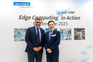 研華嵌入式事業群總經理張家豪(右)與高通技術公司汽車、產業暨嵌入式物聯網事業群總經理Nakul-Duggal(左)，發表多項合作計畫