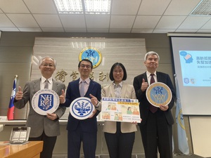 圖右起為國衛院院長司徒惠康、國衛院高齡醫學暨健康福祉研究中心助研究員黃緒文、國立陽明交通大學生技學系黃植懋教授、國衛院高齡醫學暨健康福祉研究中心執行長許志成合影