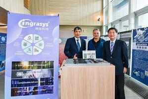 健行科大校长郭瑞祥（右）电资学院院长鲁大德（左）与鸿佰科技资深经理傅景堂於捐赠AI伺服器前合影，象徵产学合作携手推动智慧科技教育。