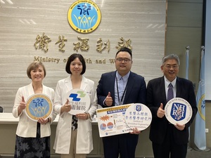 圖左起為部立桃園林宜君醫師、副院長鄭舒倖，國衛院副院長陳為堅 、醫工奈米所副所長廖倫德合照。圖二為運用多種無線感測技術的手部衛生行為監測系統。(來源:國衛院)