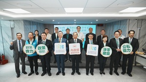 內政部建築研究所舉辦跨領域產業交流座談會，圖為主、協辦單位代表展現共同推動淨零的決心，圖二為內政部建築研究所王榮進所長出席致詞。