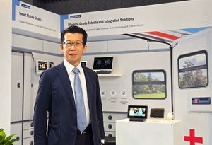 研華智能服務事業群副總經理江明志展示多元AIoT數位化管理系統，協助台北捐血中心優化流程、提升效率，。