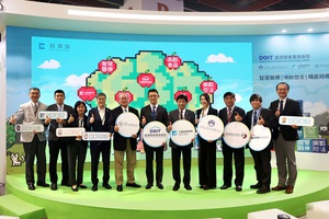 第二届高龄健康产业博览会经济部产业技术司专馆，日前於世贸一馆举办开幕仪式。图二为金属中心串联产业夥伴，发表六项高龄友善科技。