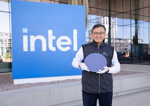 英特尔执行长陈立武，手持Panther Lake的CPU tiles的晶圆。