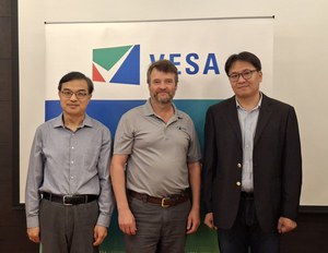 图一左起为联发科技资深技术经理林东升、VESA合规计画经理Jim Choate、Allion Labs技术经理李长宗；图二为 Jim Choate说明VESA全新主动式缆线规格可延长DP80缆线三倍，协助显示器产业打造最隹化效能。