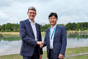 Infineon 零碳工业功率事业部总裁 Peter Wawer（左）ROHM 常务执行董事 伊野和英（右）
