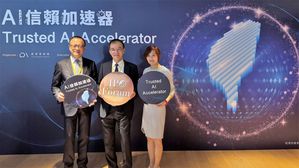 左起 大同公司總經理沈柏延，經濟部國際績優夥伴聯誼會（IPO Forum）會長廖仁祥(戴爾科技集團台灣區總經理)，大同世界科技總經理劉盈秀。