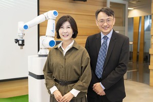 台达基金会??董事长郭珊珊(左一)、台达基金会执行长张杨乾(左二)分享台达协作型机器手臂助力珊瑚复育。