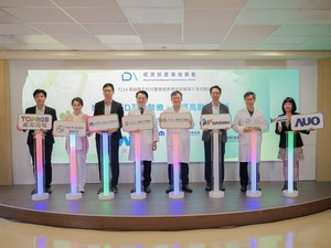 在高齡照護復健顯示方案成果展中，展示顯示科技與AI數據串連應用，開啟虛實互動醫療新體驗。圖為與會貴賓合影。