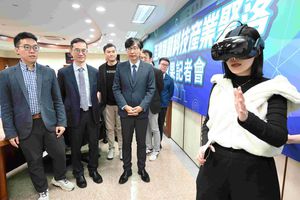 宏达电国产5G专网搭配VIVE系列VR智慧头戴装置，透过5K高画质体验西班牙高第圣家堂3D虚拟实境
