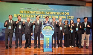 圖一為2025智慧淨零建築國際研討會與會貴賓合影。圖二為內政部建研所所長王榮進(中）、日本筑波大學山下英和教授（右2）、印尼蘇門答臘理工學院譚羅西博士（左3）等與會座談。