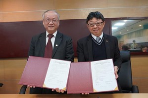 由臺科大校長顏家鈺（右）與連展投控集團總經理陳鴻儀（左）代表簽署產學合作備忘錄，推動智慧製造、AI技術。圖二為合照。