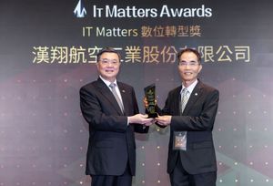 漢翔公司榮獲「第三屆IT Matters Awards─數位轉型獎」，由行政院長卓榮泰(左)頒獎，漢翔資訊處長方一定(右)代表受獎