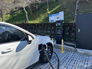 遠傳助打造桃園7大風景區公有停車場充電站，實現低碳永續旅遊，其中的拉拉山遊客服務中心為北台灣海拔最高的180kW充電站。