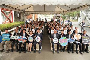 南台科大智慧微电网产业人才培育基地揭牌，校长黄能富(左5)与国科会主委吴诚文(右5)、教育部司长杨玉惠(左4)及产官学贵宾合影。图二为吴诚文表示本基地体现「前瞻、均衡、共荣」的科技愿景。