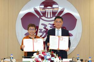 成功大學校長沈孟儒（右）與日月光副總經理李叔霞共同展示合約，宣告新型專班正式啟動，產學合作邁入嶄新階段。