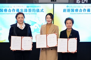 金属中心董事长刘嘉茹(中)与长庚医疗董事长王瑞慧(左)、长庚医学科技董事长杨丽珠(右)签署合作备忘录。图二为金属中心与长庚医疗、长庚医学科技的团队合影。