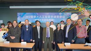 长庚大学汤明哲校长(前排图中)率领师长出席AIMD学硕双学位始业式,正式启动跨域人才培育。图二为医学系系主人谢明儒表示,AI能协助医师展现更高的效率与准确度,欣见医学生跨域学习AI。