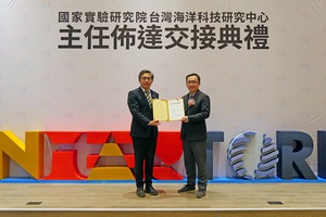 国研院院长蔡宏营(左)颁发聘书给台湾海洋科技研究中心主任廖德裕(右)