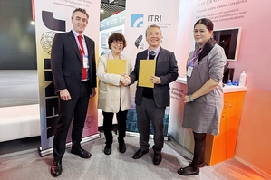 图左起为英国科学、创新与科技部Digital Infrastructure Director Kevin Adams OBE、英国JOINER 计画主持人Dimitra Simeonidou教授、工研院资通所所长丁邦安、经济部产业技术司科长陈曼蝶合影。