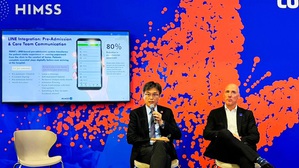 亚东医院院长邱冠明在HIMSS会议上分享智慧医疗应用,如何为病人带来便利性与有效减轻护理师工作负荷。 (来源:亚东医院)