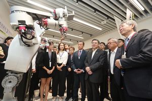 行政院卓荣泰与国科会主委吴诚文叁观大南方生态系进驻厂商摊位