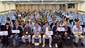 国科会陈炳宇??主委（左1）颁发海报论文奖项予优秀学生，肯定年轻学者研究成果