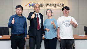 左起)中研院分子生物研究所許璨庭博士、生科處處長楊台鴻、中研院分子生物研究所特聘研究員薛一蘋、資訊科學研究所副研究員王建堯